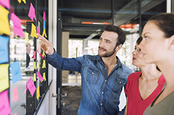Kaufmann-frau-fuer-Marketingkommunikation-unter-Ausbildung-250x165